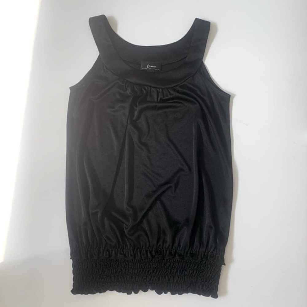 • Black tank top •